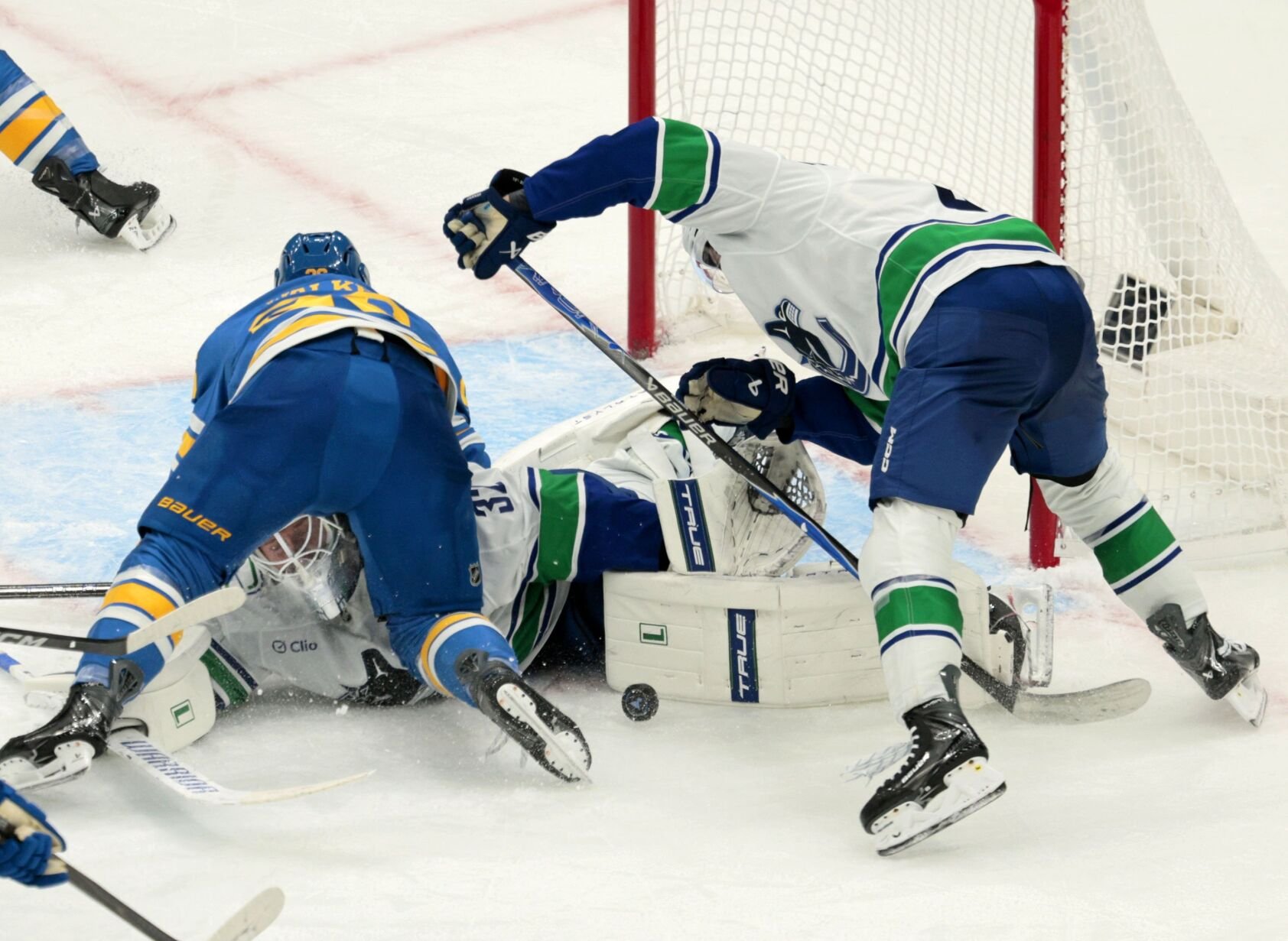 最新杏吧原创 Blues host the Vancouver Canucks
